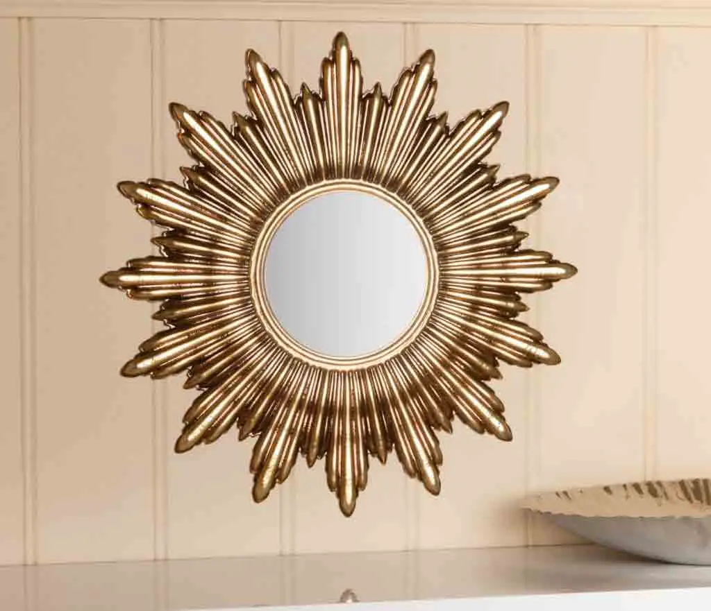 استخدام مرآة على شكل قرص الشمس لمزيد من البهجة والاشراق فى ديكور الغرفة خاصة اذا كانت بجوار النافذة