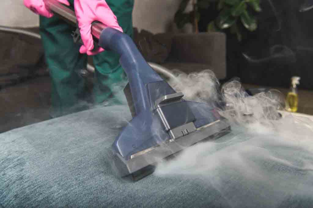 تنظيف الكنب والعناية بالانتريه من خلال استخدام البخار لمزيد من النظافة لانسجة القماش الداخلية