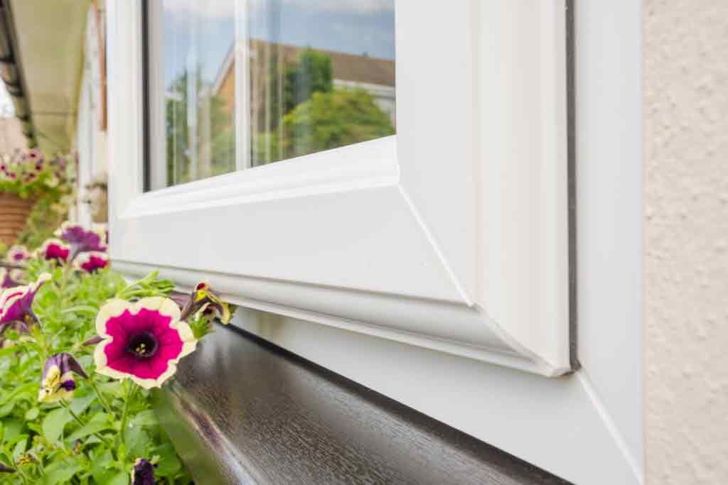تركيب نافذة بزجاج مزدوج الطبقات لمنع تسرب الحرارة والبخار من داخل أو خارج المنزل لحمايته من التلف