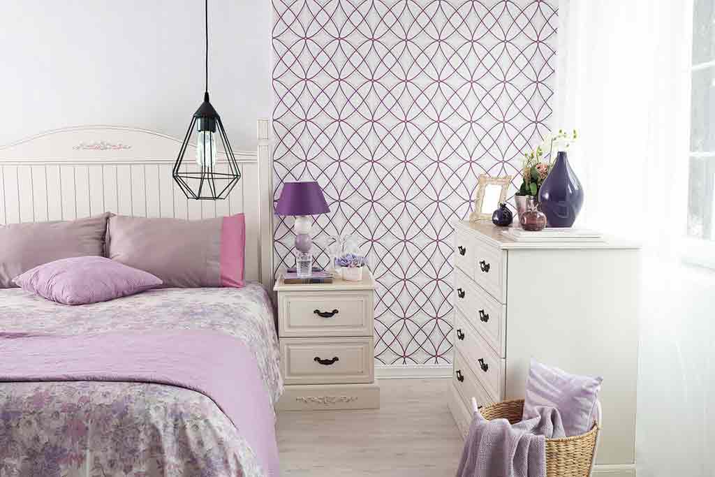 عند اختيار ورق جدران غرفة النوم لابد من اختيار ألوان هادئة ونقوشات بسيطة تبعث على الاسترخاء