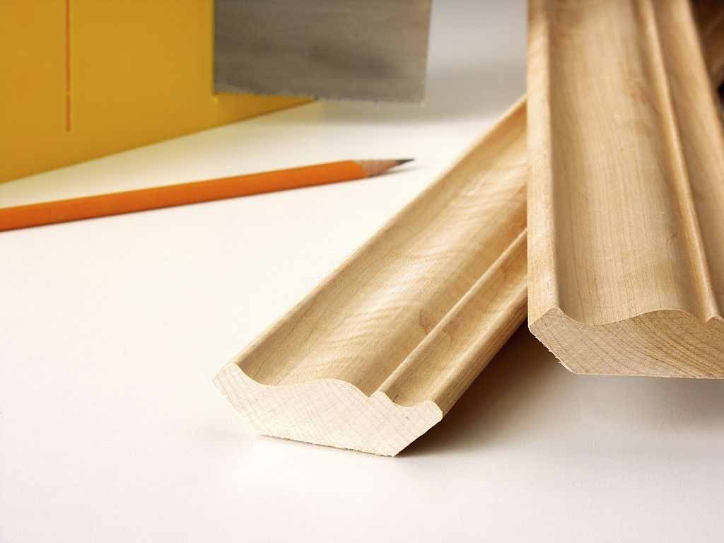 يمكن استخدام حليات وزخارف الحوائط وكرانيش السقف من الخشب بدلا من استخدام الزخارف الجبسية