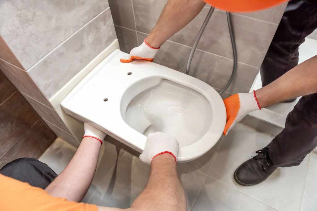 تتميز قاعدة المرحاض المعلقة أنها تتيح التنظيف أسفلها بجانب أنها تتحمل الأوزان الثقيلة ويتم تركيبها فى مرحلة تأسيس السباكة على حائط مزدوج