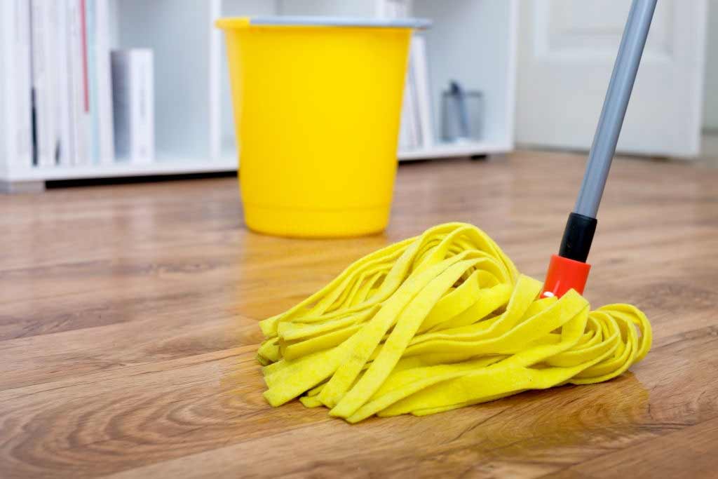 استخدم سوائل التنظيف المخصصة لحماية خشب الأرضية من التلف ولضمان سلامته
