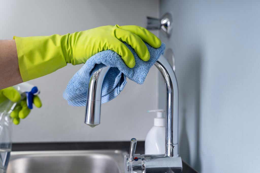 تلميع حوض المطبخ و صنبور المياه بعد الانتهاء من عمليات الغسيل والتنظيف