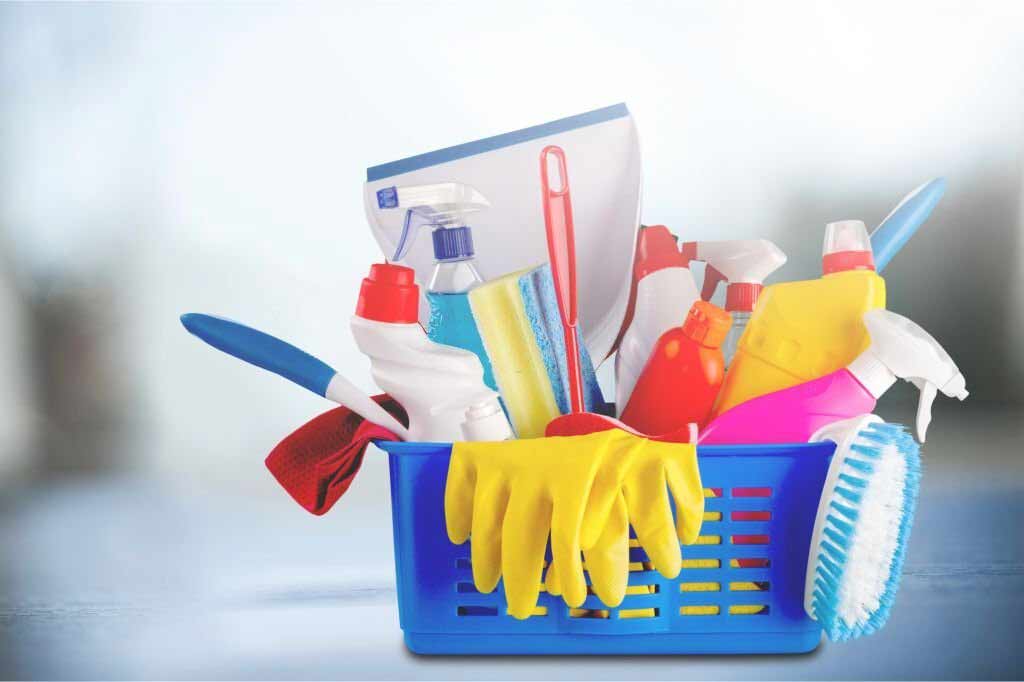 الأدوات والمواد المستخدمة فى تنظيف حوض المطبخ
