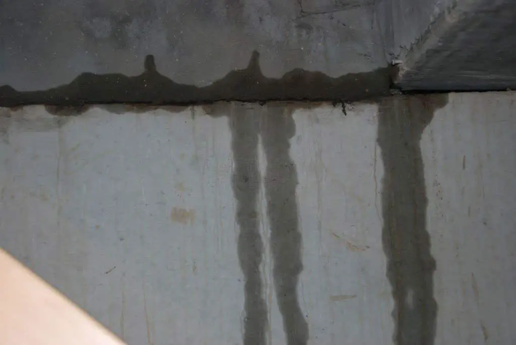 خطورة شروخات الخرسانة فى خزانات المياه حيث تسمح بمرور المياه إلى حديد التسليح وتؤدى لعمل تسربات