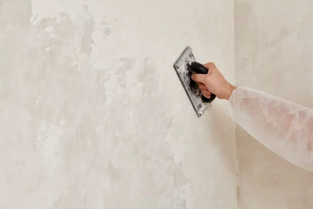 صنفرة جدران وأرضية الخزان للتأكد من نظافة السطح الخارجي للتمهيد لعمل العزل