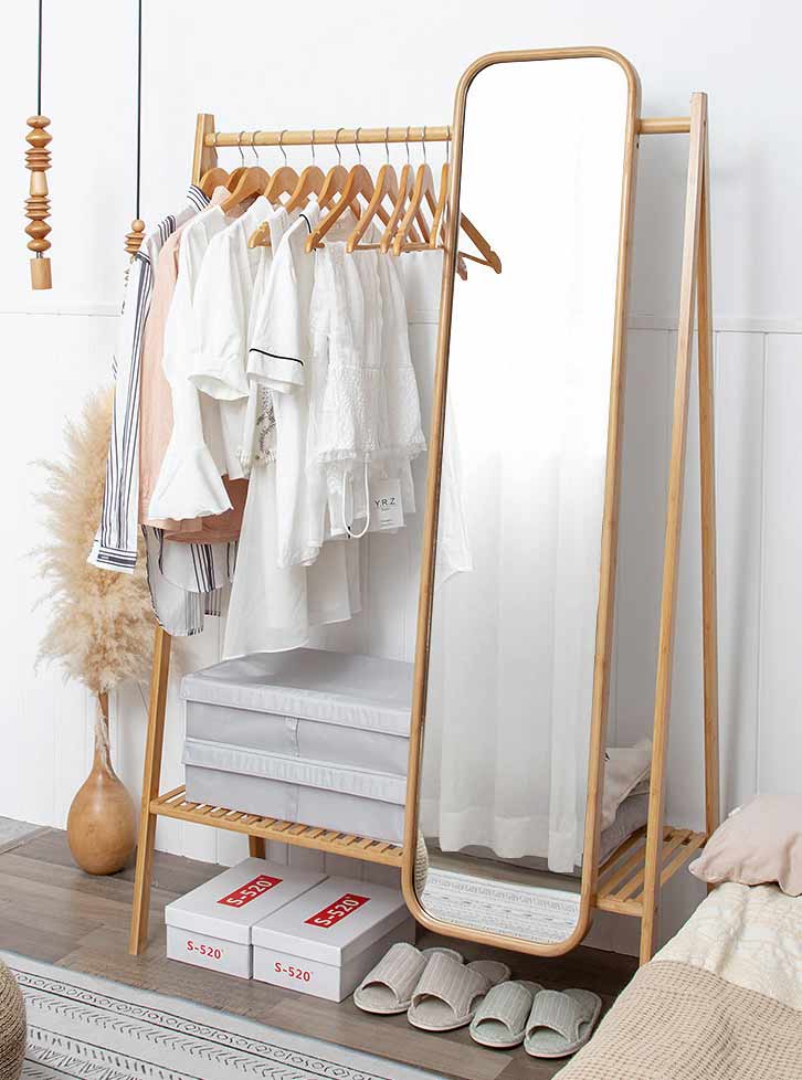 علاقة ملابس خشبية مزودة بمرآة تصلح لغرف النوم او غرفة الملابس