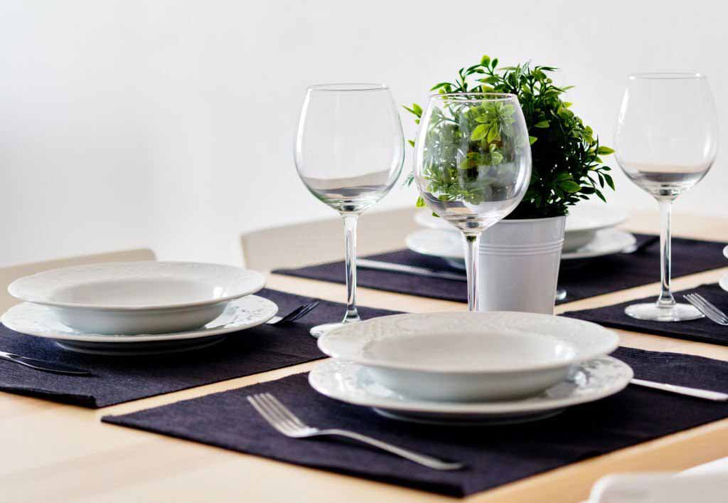 اختر مفرش طاولة بمقاس مناسب لحجم الأطباق والاواني لديك