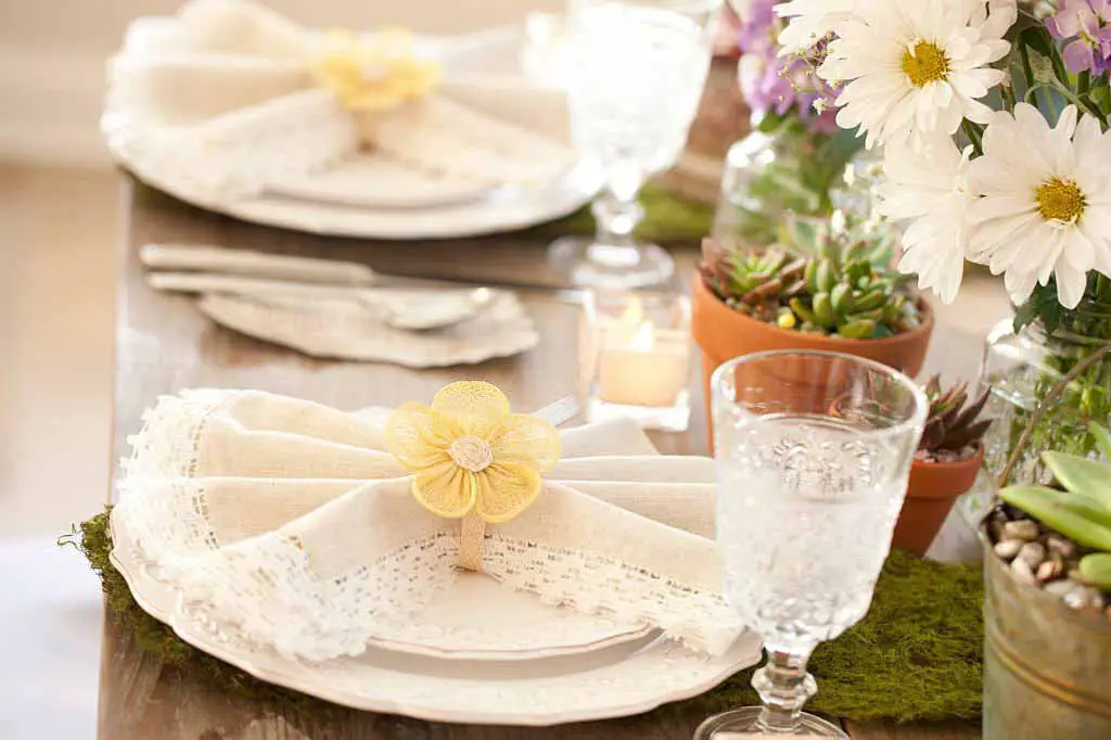 إذا كان لديك مناسبة رسمية مثل زفاف أو عيد ميلاد استخدم مفرش طاولة رسمي بتصميم جذاب لعمل ضيافة مميزة