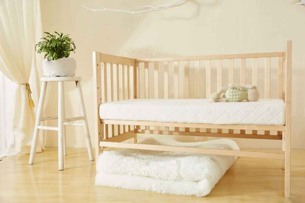 سرير خشب للمولود
