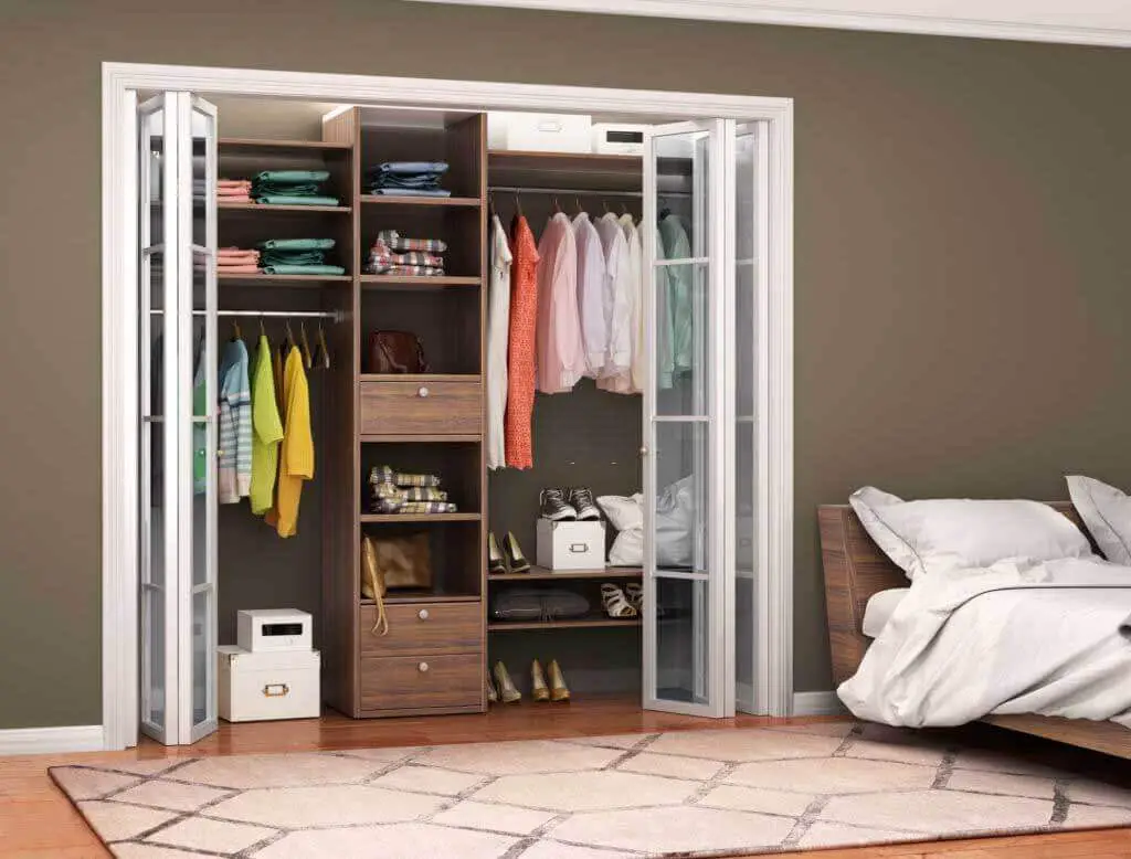 تستخدم ابواب الاكورديون الداخلية فى غرفة الملابس لزيادة المساحة المتاحة للتخزين