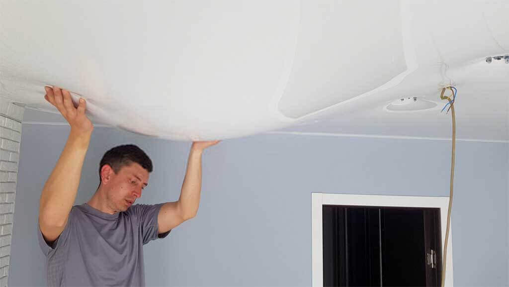 يتميز السقف المصنوع من PVC انه قادر على تحمل 100 لتر مياه فى المتر المربع لمقاومة التسريبات من الادوار العلوية