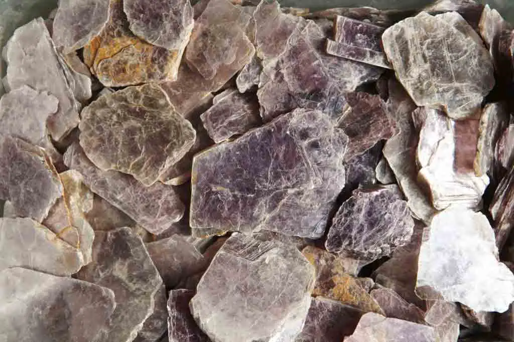 يتم استخراج الميكا من الصخور الطبيعية لاستخدامها فى عزل الاسطح من الحرارة والكهرباء