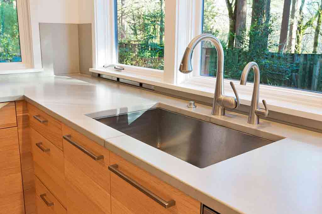 حوض المطبخ بفتحة واحدة كبيرة مناسب جدا لأعمال الطهى والغسيل