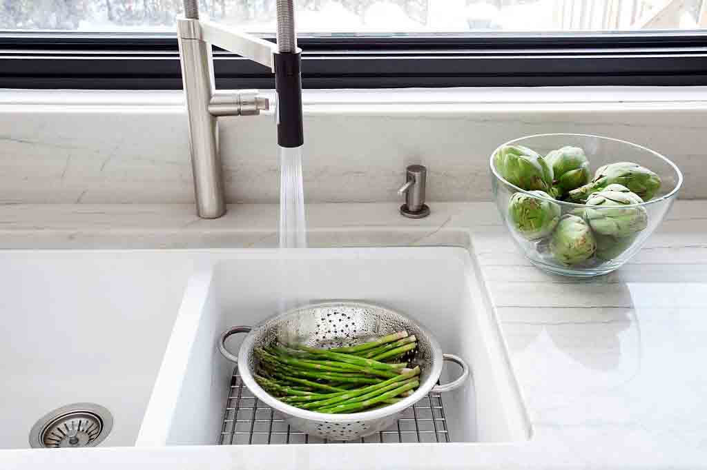 حوض المطبخ به فتحة تصريف مدمجة لتساعد على تجفيف الخضروات والاوانى بعد الغسل لكنه يحتاج مساحة كبيرة من الكاونتر
