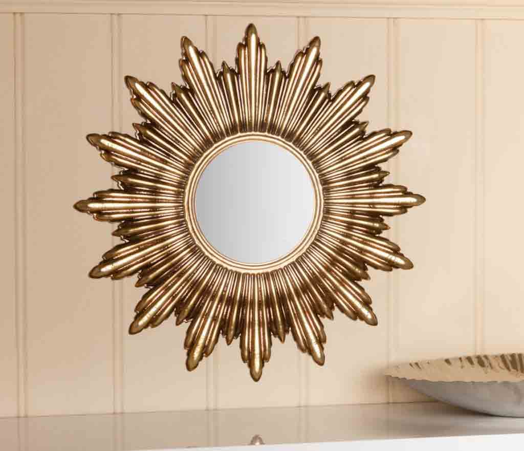 استخدام مرآة على شكل قرص الشمس لمزيد من البهجة والاشراق فى ديكور الغرفة خاصة اذا كانت بجوار النافذة