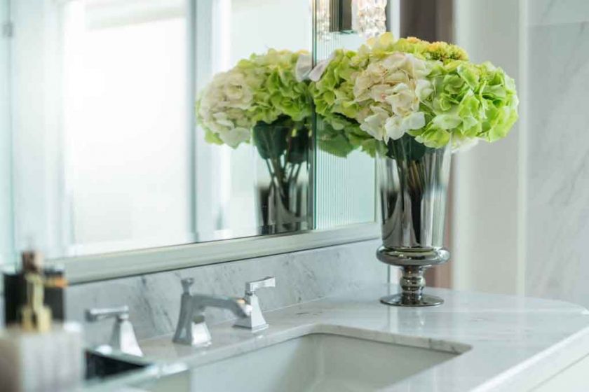 استخدام المزهرية فى الحمام يمكن ان يحول حمام الضيوف الى لوحة رائعة مميزة