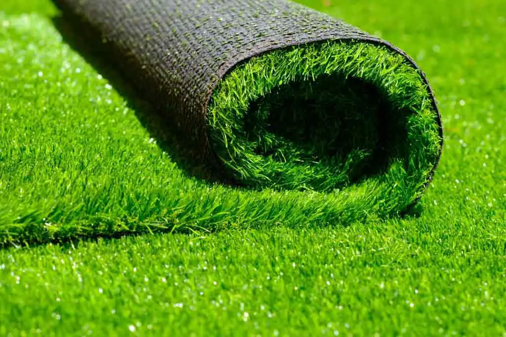 العشب الصناعى من أشهر الخامات المستخدمة فى الأرضية الخارجية للمنزل لأنها تتميز بالمرونة ونظافة السطح