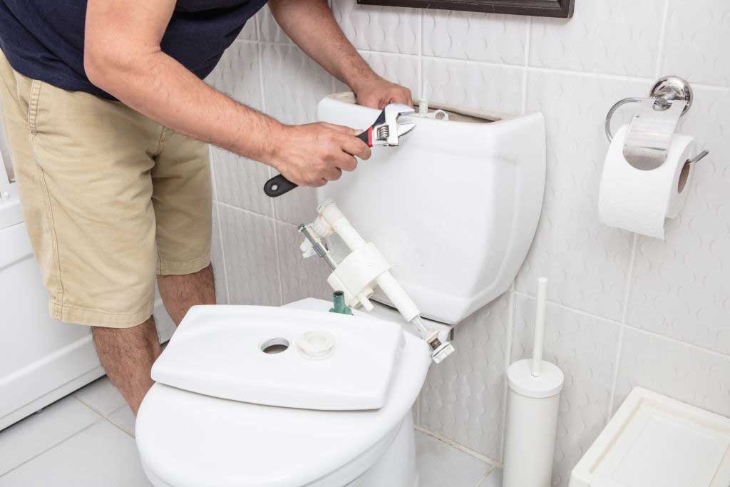مراعاة تركيب المرحاض فى منتصف الحائط فى مرحلة تأسيس السباكة لسهولة استخدام مخارج المياه