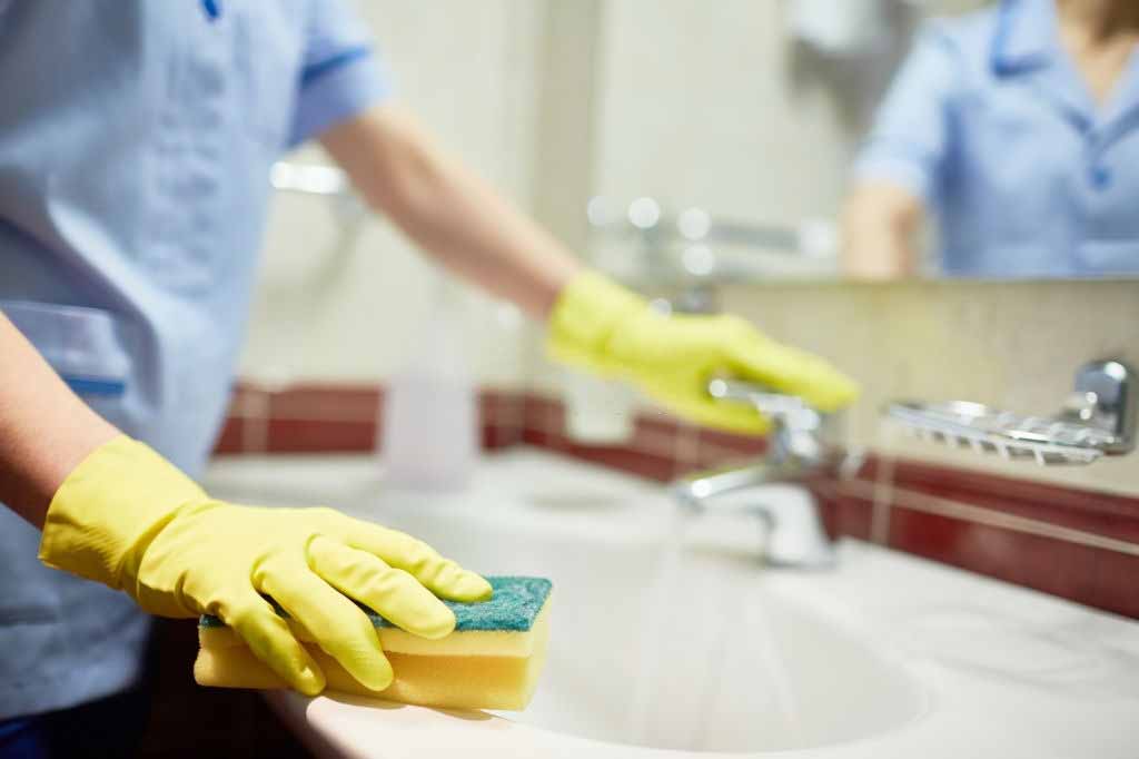 تجنب مواد التنظيف التى تحتوى على مواد كيميائية كاوية على سطح رخام المغاسل حتى لا تصاب بالتلف