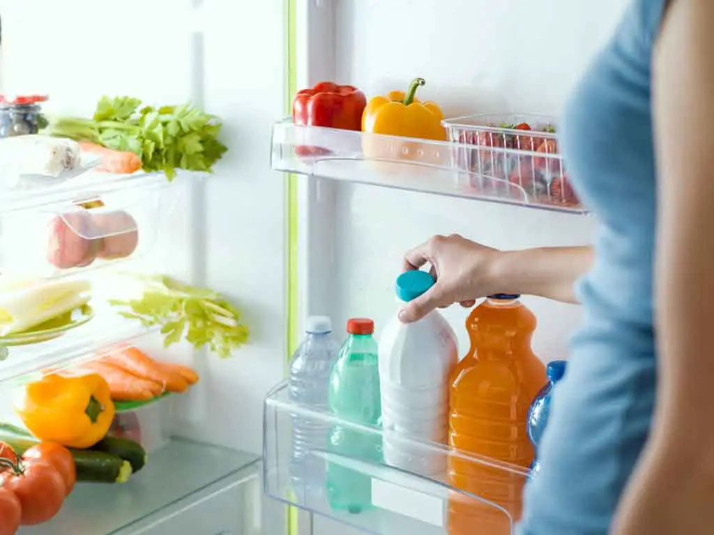 تنظيم الأطعمة داخل باب الثلاجة مهم جدا لتسهيل الوصول إليها مثل التوابل والعصائر