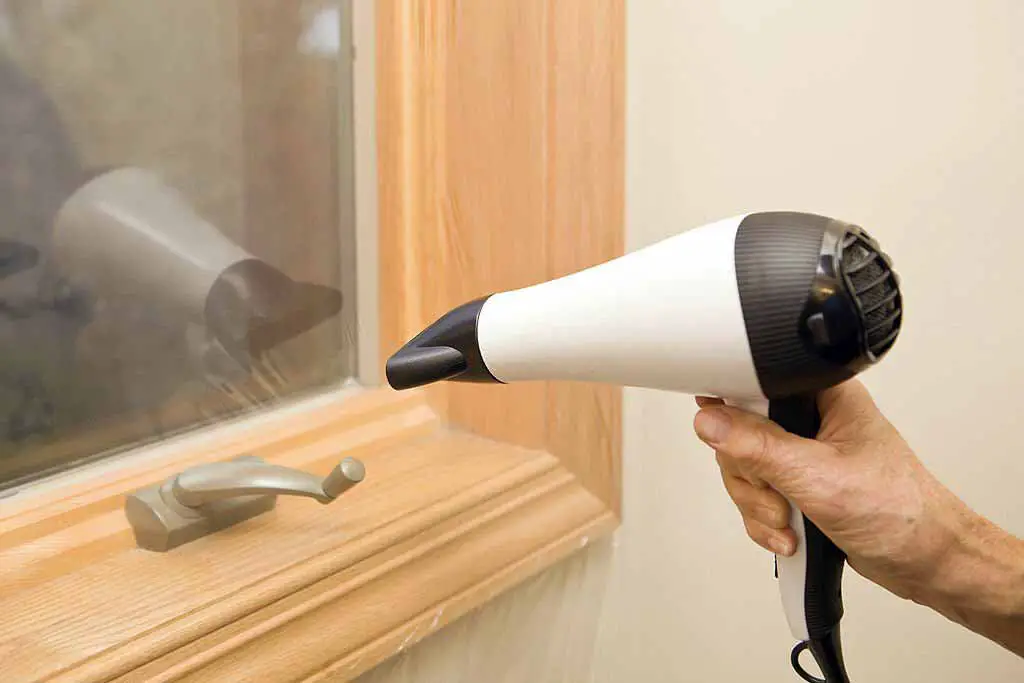 ينصح بتركيب أفلام العزل على النوافذ لمنع الأشعة فوق البنفسجية لحماية منزلك