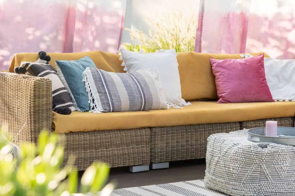 اختر جلسات خارجية بألوان متناسقة مع الحديقة والديكورات الخارجية للمنزل مع مخدات ملونة