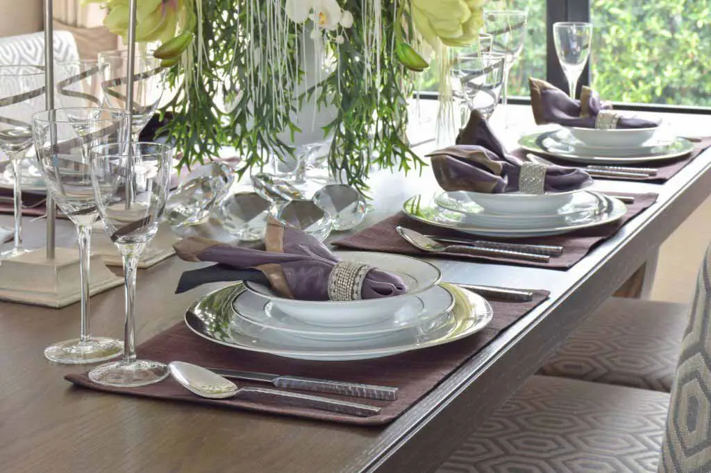 يجب اختيار طقم مفرش الطاولة بلون متناسق مع ديكور الغرفة وشكل ونمط الطاولة نفسها
